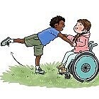 Ein Mädchen im Rollstuhl und ein Junge halten sich bei den Händen