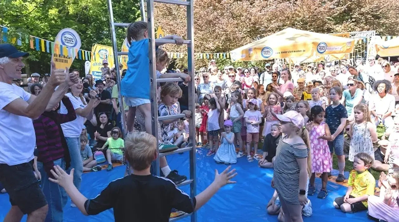 Leiterakrobatik vor viel Publikum