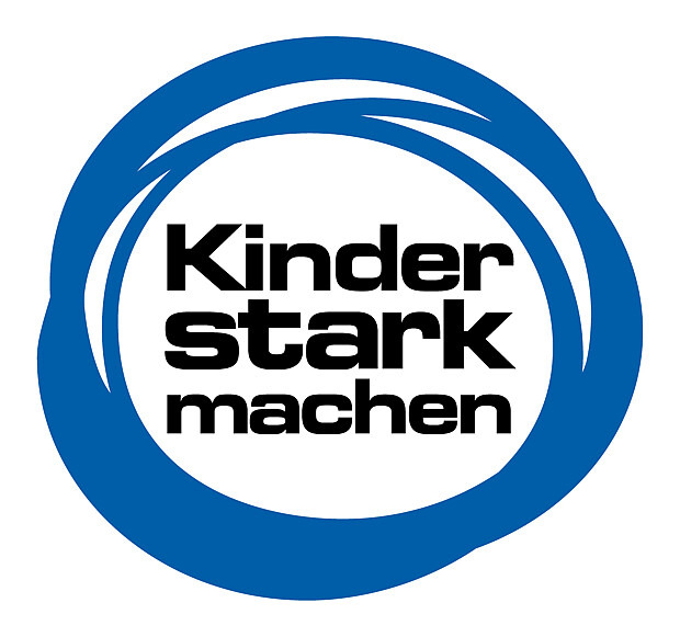 Kinder stark machen Logo, dreizeilige schwarze Schrift in einem blauen Kreis