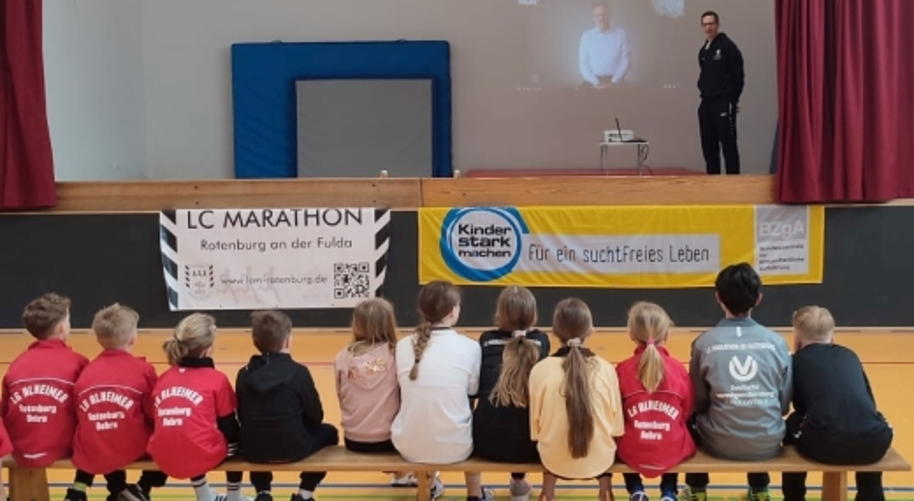 Die Kinder lauschen gespannt dem Vortrag von Dr. Christian Maaß