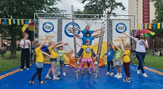 Kinder auf der Spielbühne bei der Leiterakrobatik