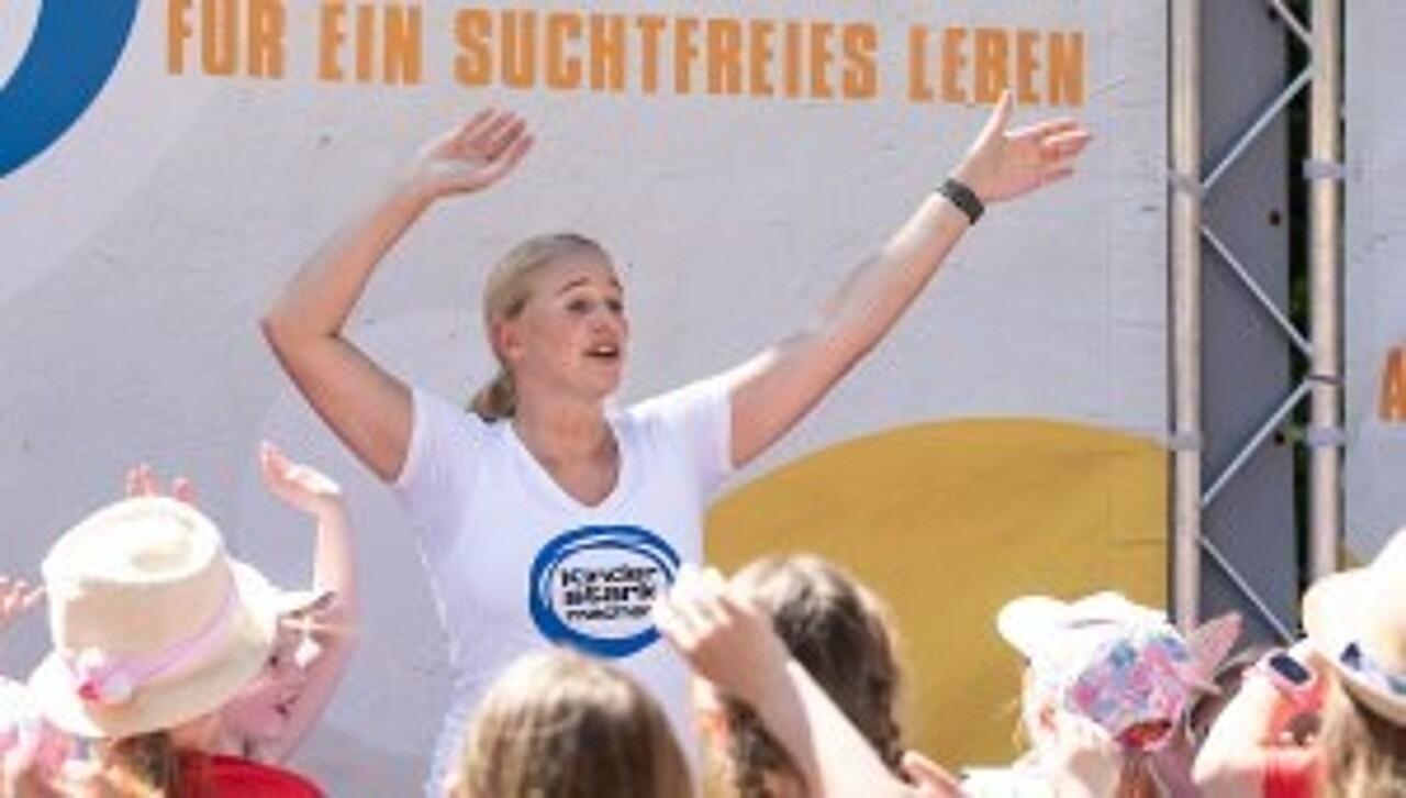 Kinder stark machen-Botschafterin Singa tanzt auf der Bühne.