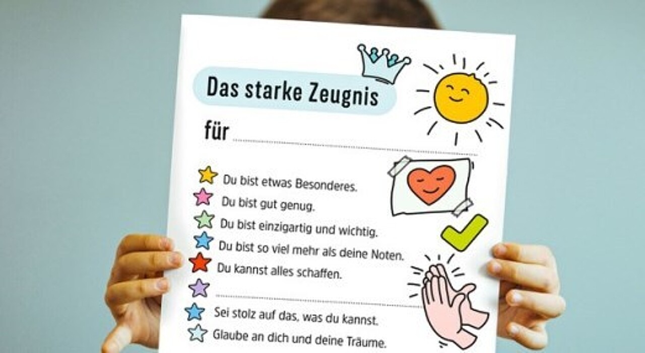 Kind hält Zeugnis mit wertschätzenden Botschaften vor sich.