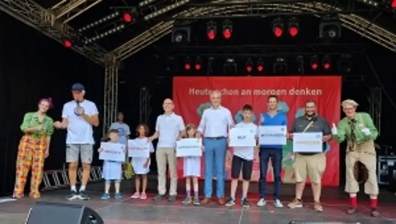 Der Oberbürgermeister demonstriert die wichtigsten Begriffe von „Kinder stark machen“ wie Anerkennung und Vertrauen.