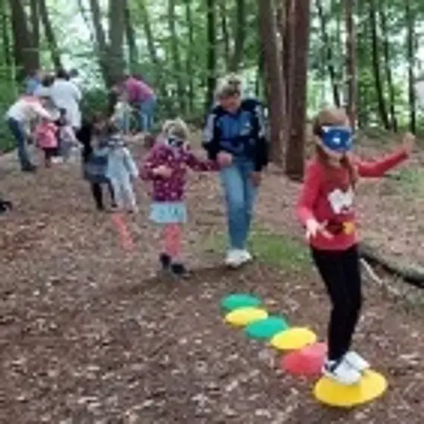 © privat Die Kinder erproben mit den verbundenen Augen den Vertrauensparcours im Wald.