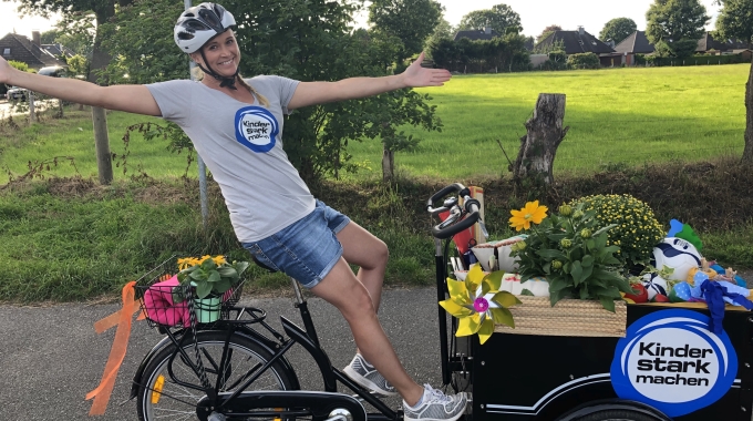 Singa Gätgens auf einem Lastenrad