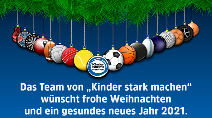 Tannenzweig mit Christbaumkugeln in Form von Sportbällen