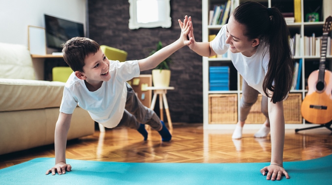 Mutter und Sohn machen zuhause Sport