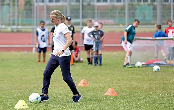 Nia Künzer dribbelt beim Vereinsfest des TuS Ebstorf über den Fußballplatz