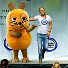„Kinder stark machen“-Botschafterin Singa auf der Bühne zusammen mit der WDR-Maus