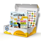 Die geöffnete Elternabend-Box mit Lobaufklebern und Mitmachheften