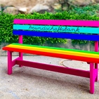 Eine bunt angemalte Bank mit dem Schriftzug: Freundschaftsbank
