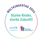 Kreisrundes Logo vom Weltkindertag 2026 mit dem Schriftzug „Starke Kinder, starke Zukunft!“