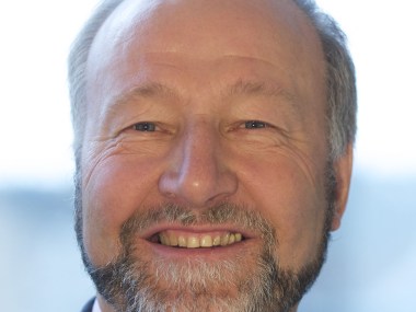 © DTB Rainer Brechtken in schwarzem Jacket, rosa Hemd und roas-grau-weiß gestreifter Krawatte lächelnd