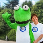 © Lena Kleinschmidt Maskottchen „Turni Turnfosch“ & Übungsleiterin Birgit Kleinschmidt im „Kinder stark machen“-T-Shirt