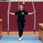 Übungsleiterin Maren Krause in der Turnhalle