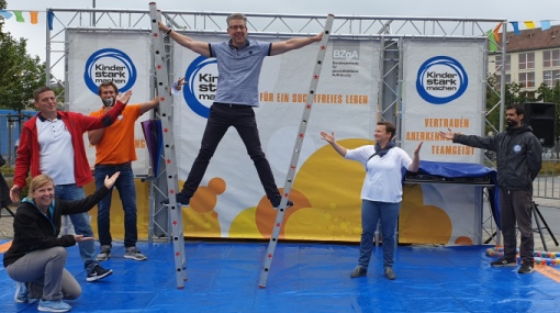 Erwachsene mit Leiter auf der Erlebnisbühne in Chemnitz