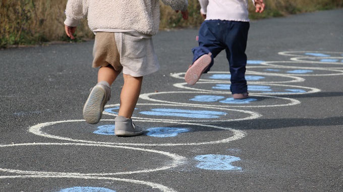 Zwei Kinder springen in einem Hüpfparcours