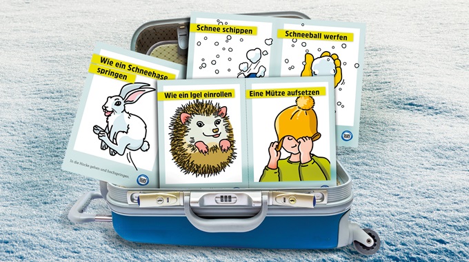 Ansicht eines geöffneten Koffers im Schnee mit Bewegungskarten