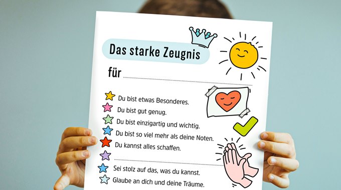 Kind hält Zeugnis mit wertschätzenden Botschaften vor sich.