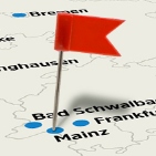 ein Ausschnitt der Deutschlandkarte mit rotem Pin in der Stadt Mainz