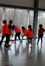 Kinder & Jugendliche spielen Hockey