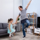 © AndreyPopov – bigstockphoto.com Vater und Tochter stehen auf einem Bein