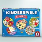 Abgebildet ist die Kinderspiele-Sammlung zusammem mit einem Spielbrett von „Mensch ärgere Dich nicht“ und den dazugehörigen Spielfiguren.