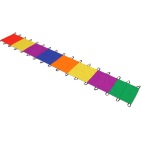 Ein buntes langes Schwungtuch mit Schlaufen an den Seiten für Gemeinschaftsspiele